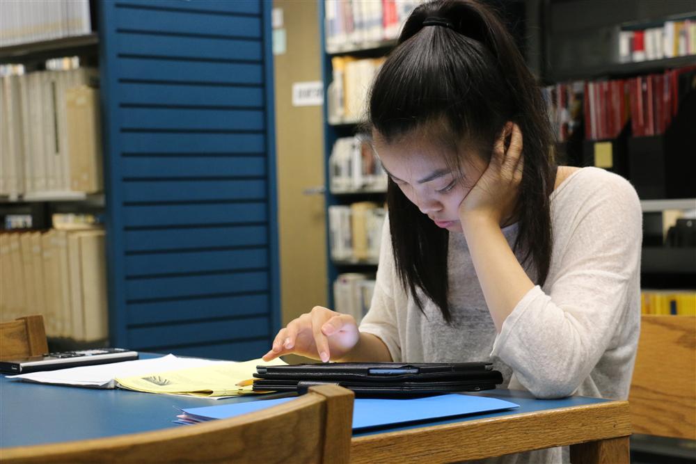 Student in library on iPad.